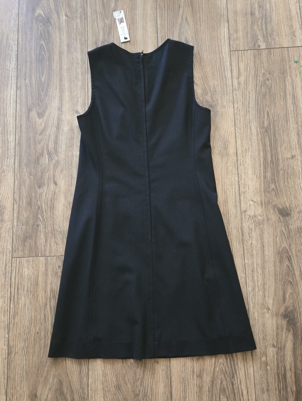 Classic Black Sleeveless Shift Dress - Picture 4 of 11